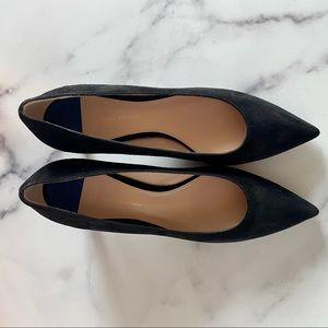 ‪Stuart Weitzman 50mm black suede pump - sz 7‬